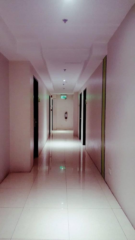 Hotel Canberry 2*
