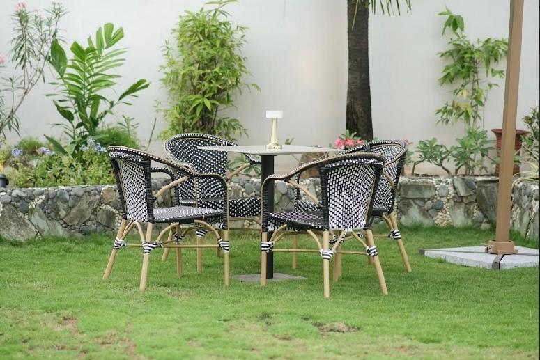 Honey Inside Bee Cafe At Ayala Area * Cebu