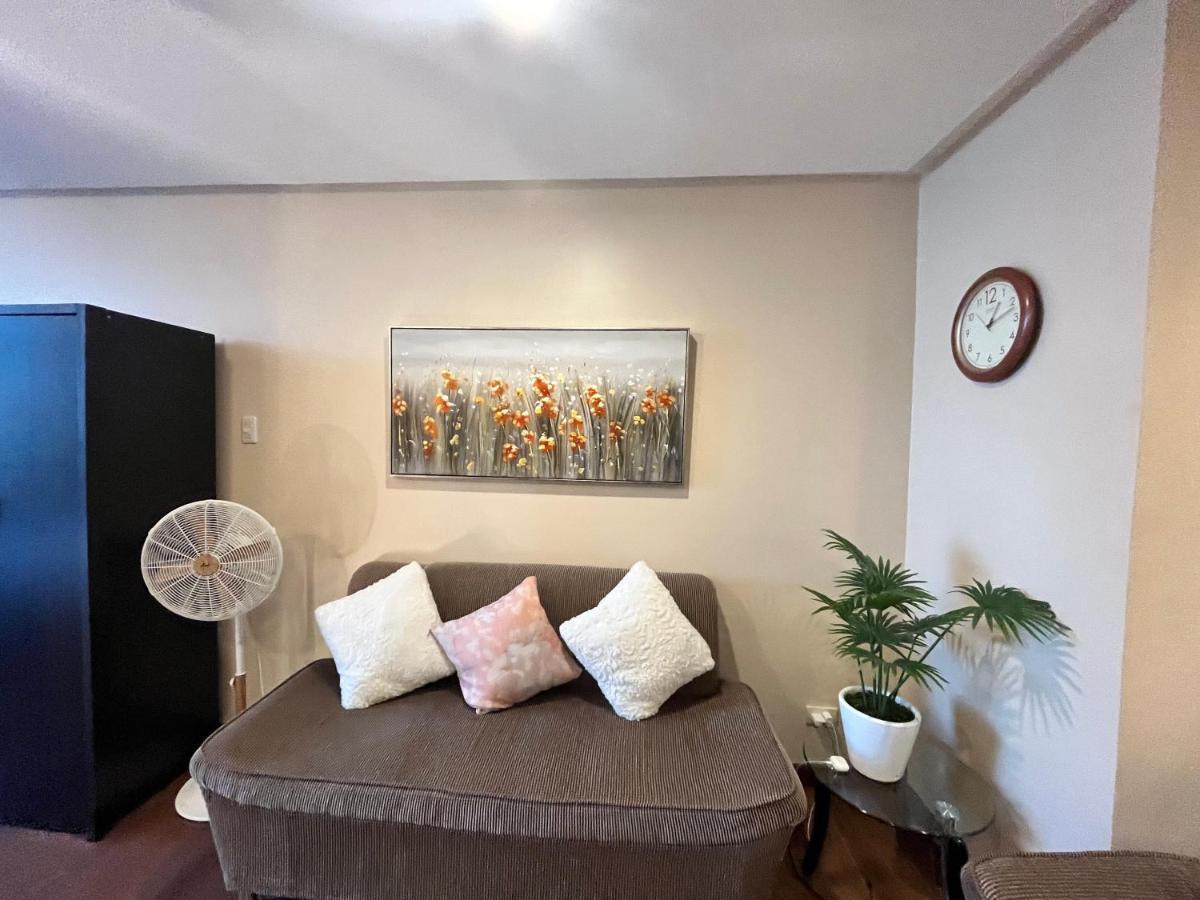 Appleone Ayala With Balcony