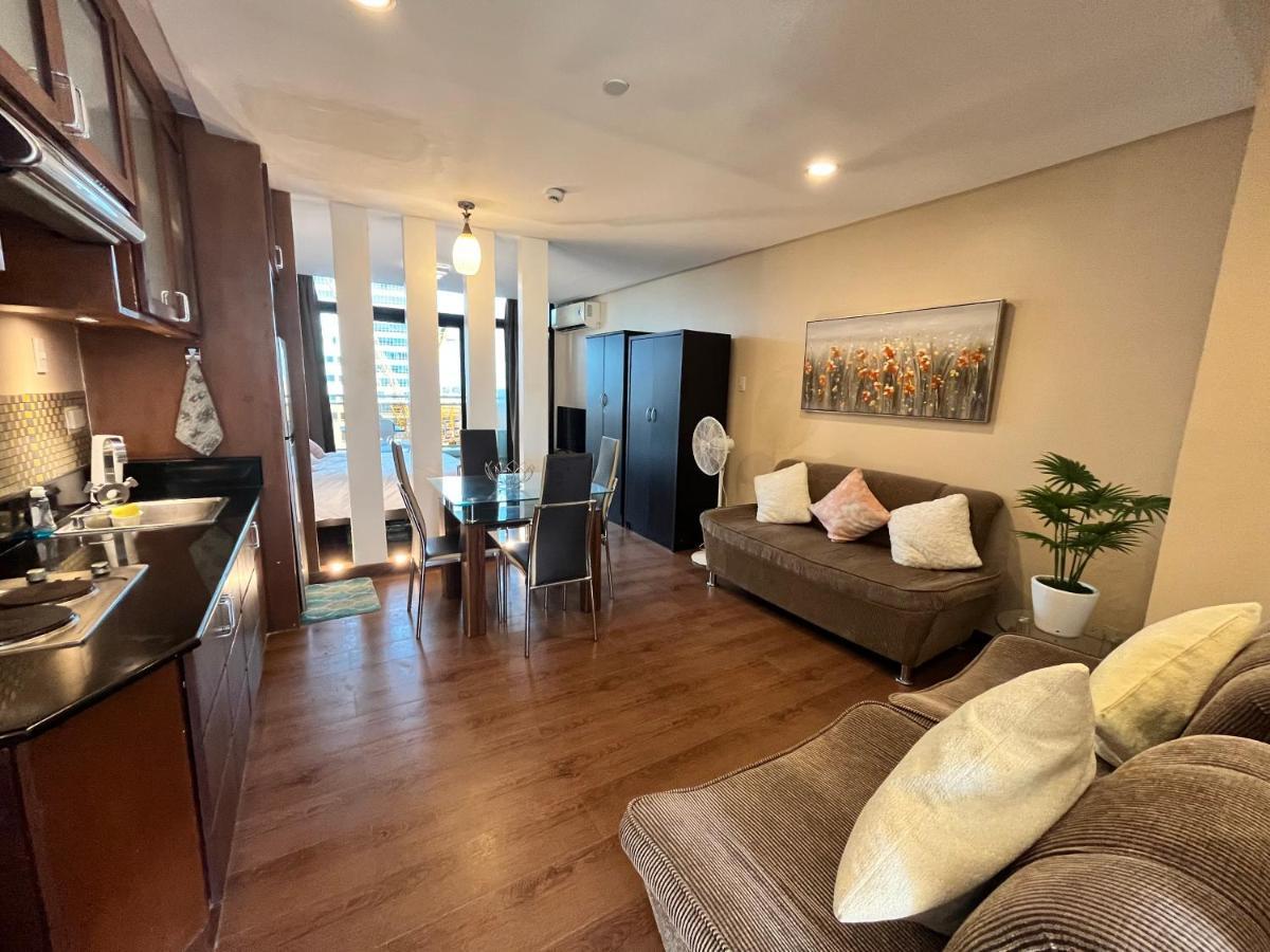 Appleone Ayala With Balcony