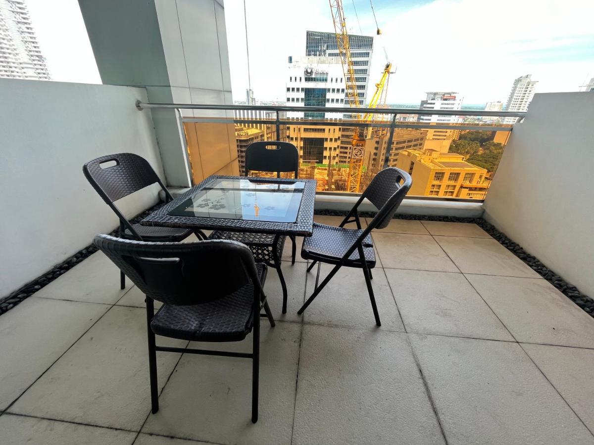 Appleone Ayala With Balcony