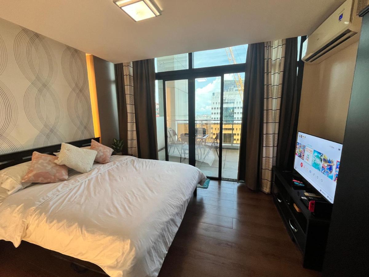 Appleone Ayala With Balcony *