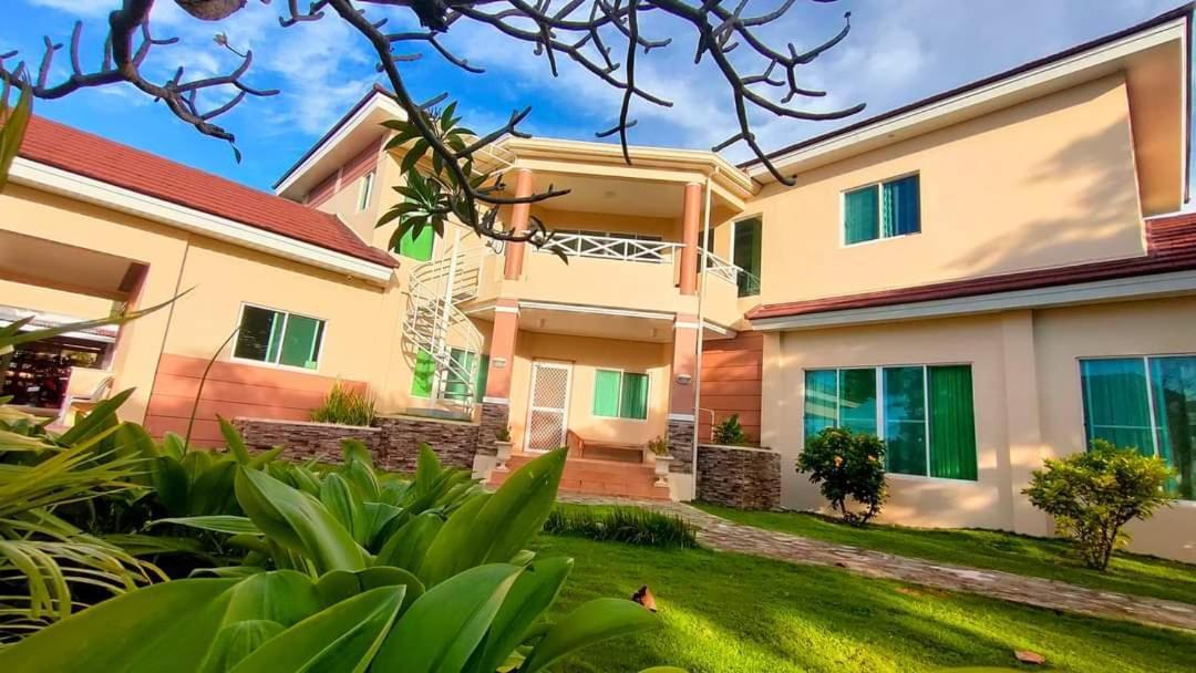 Cliff Syde 2br Whole Floor, Balcony And Seaviews Pooc