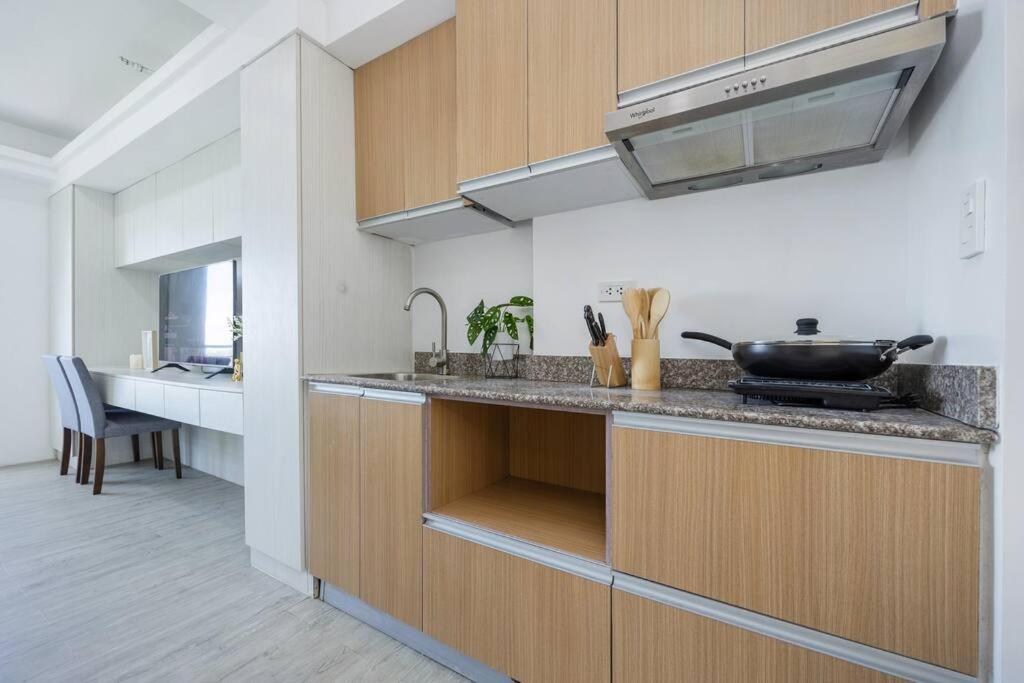 Express Condotel 731,3 Minutes To Airport,mall, With Gym & Pool,fast Wi-fi,free Netflix Apartment *