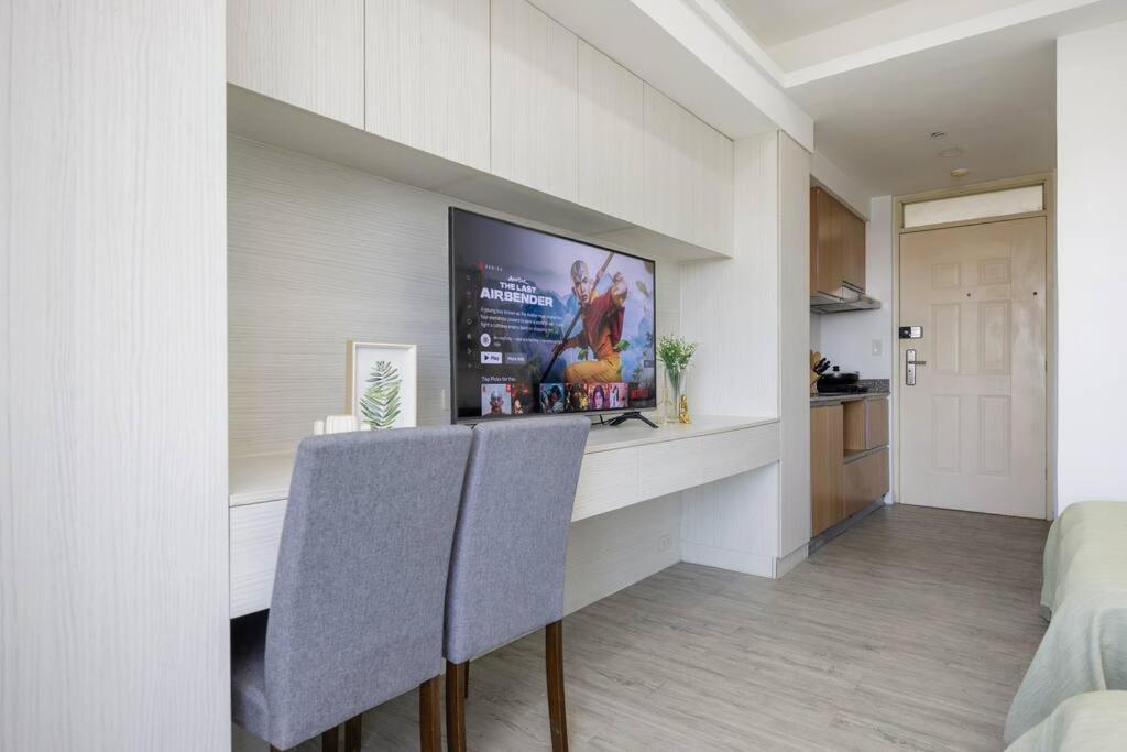 Express Condotel 731,3 Minutes To Airport,mall, With Gym & Pool,fast Wi-fi,free Netflix Apartment