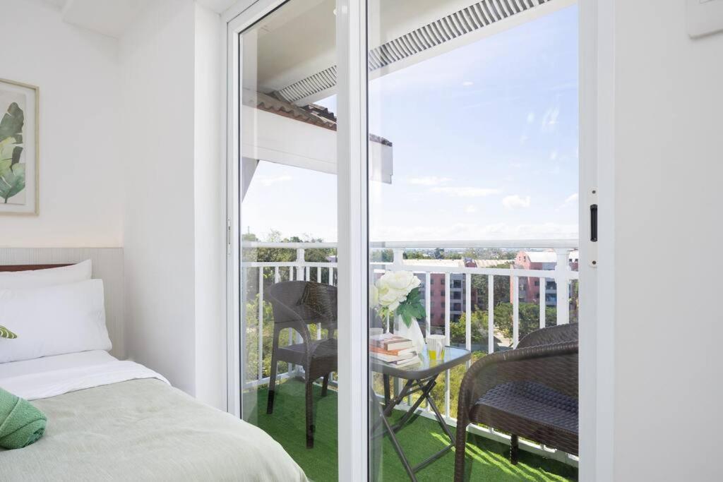 Apartment Express Condotel 731,3 Minutes To Airport,mall, With Gym & Pool,fast Wi-fi,free Netflix *