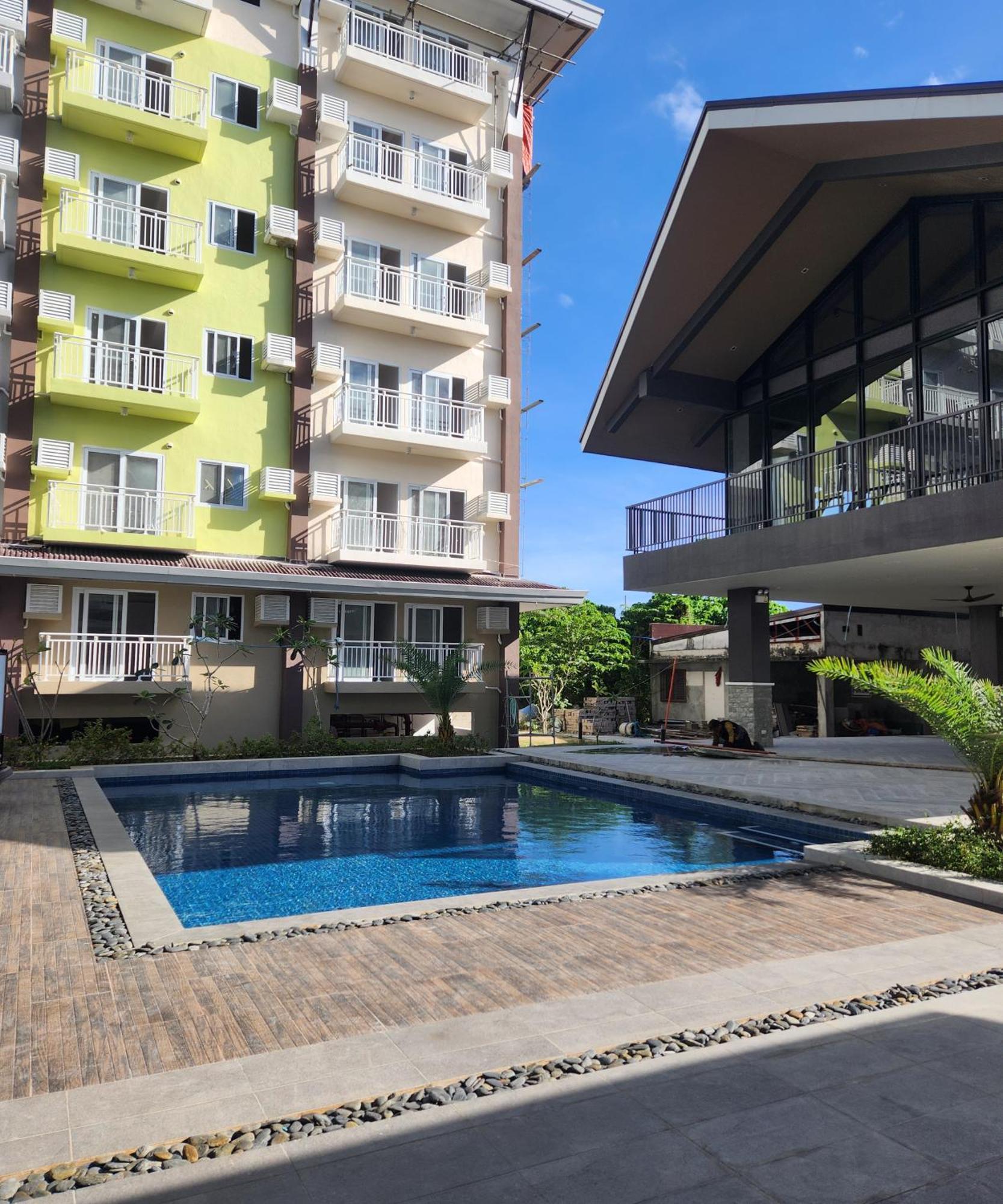 Azur Suites: Stylish Airport Retreat With Netflix And Luxe Pool *