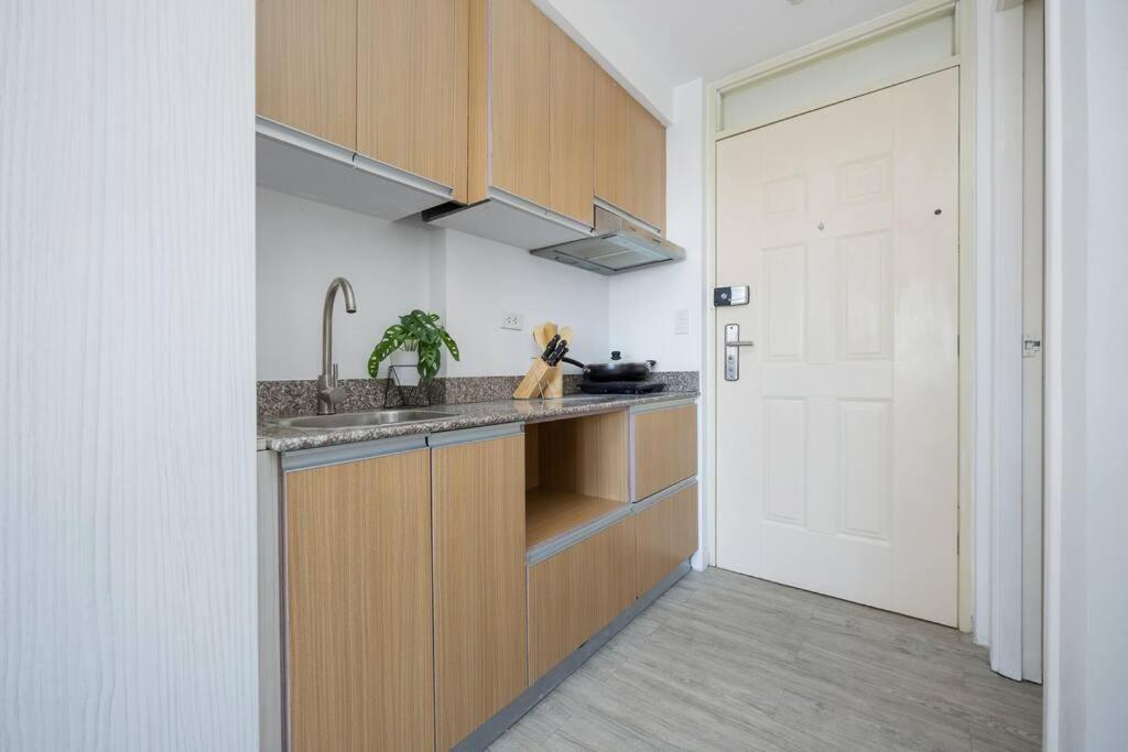 Apartment Express Condotel 731,3 Minutes To Airport,mall, With Gym & Pool,fast Wi-fi,free Netflix *