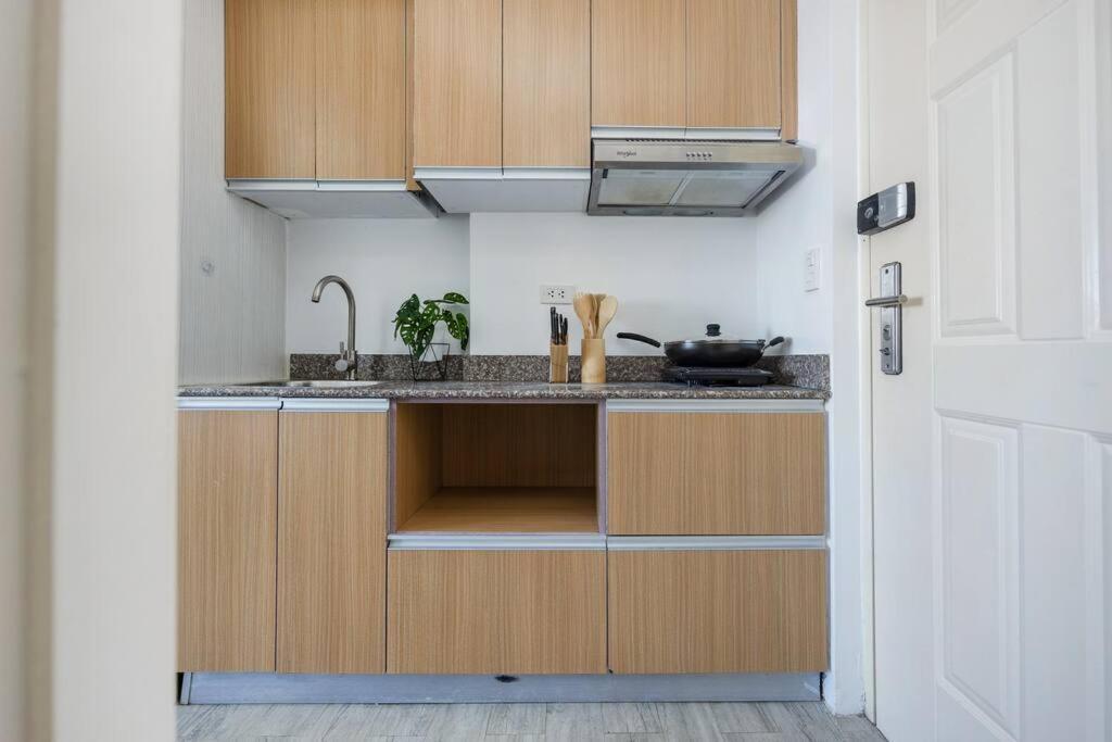 Express Condotel 731,3 Minutes To Airport,mall, With Gym & Pool,fast Wi-fi,free Netflix Apartment