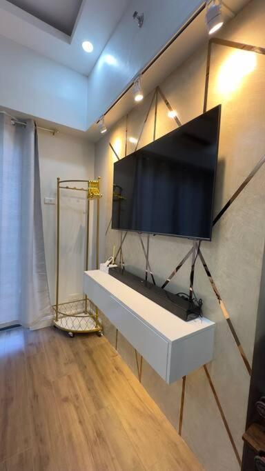 Unit With Balcony Apartment *