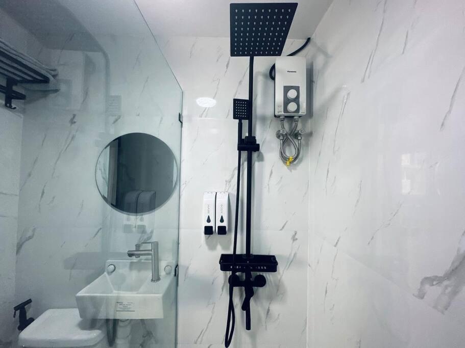Affordable Modern W/ Pool Apartment *