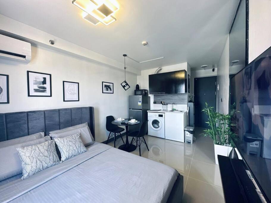 Affordable Modern W/ Pool Apartment *