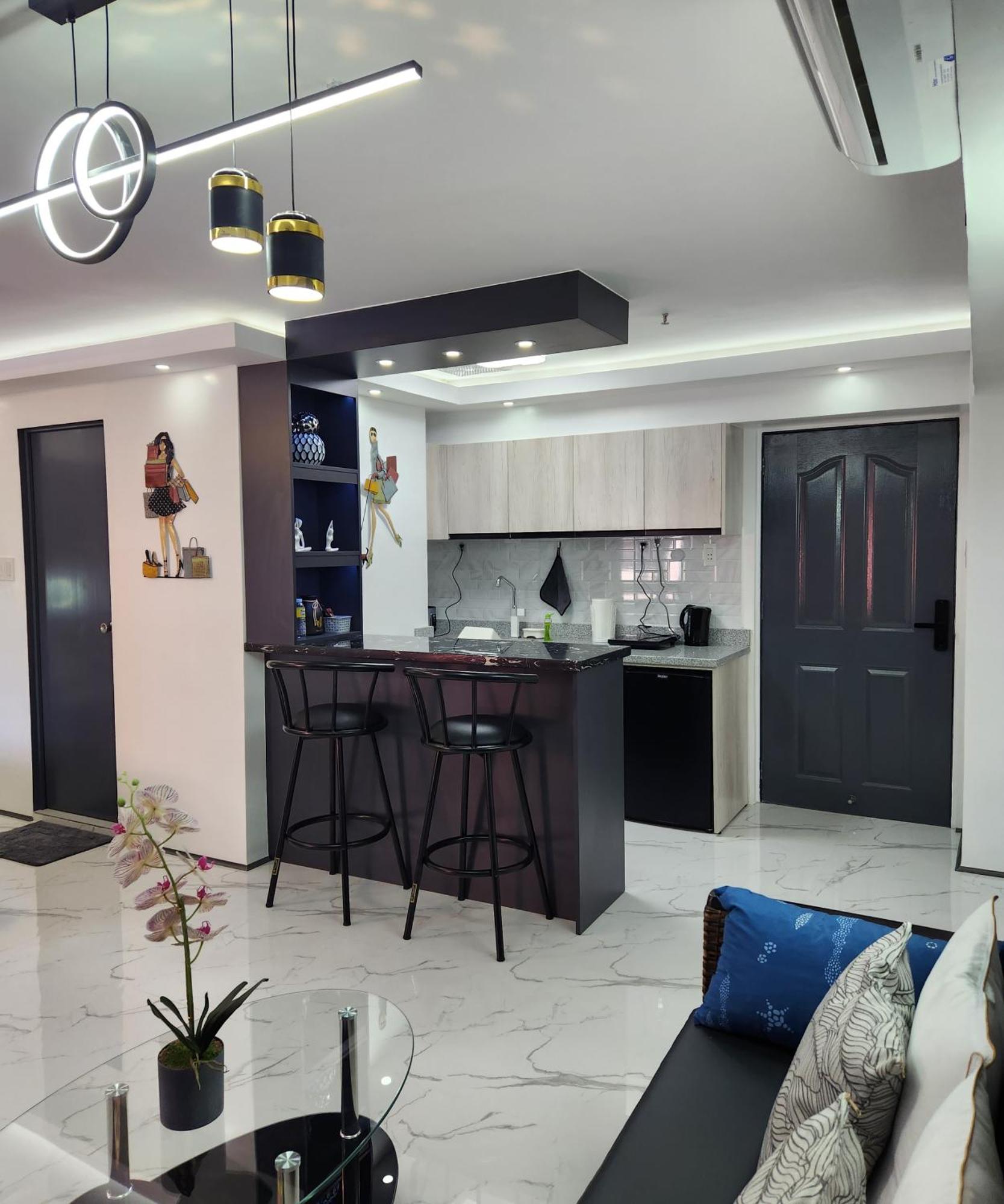 Azur B207 Near Airport, Netflix, Stylish, Cozy With Swimming Pool * Lapu-Lapu City