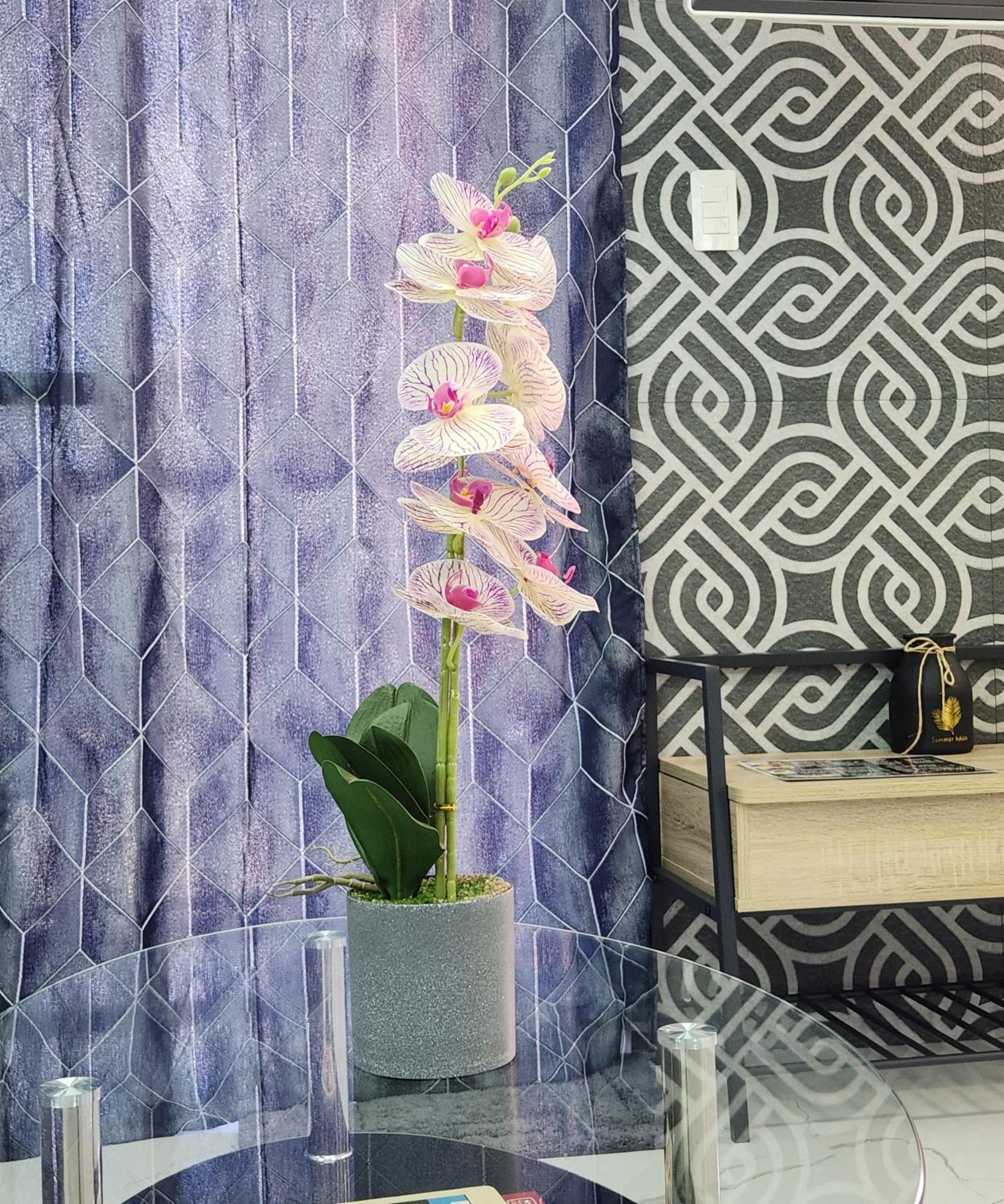 Azur B207 Near Airport, Netflix, Stylish, Cozy With Swimming Pool * Lapu-Lapu City