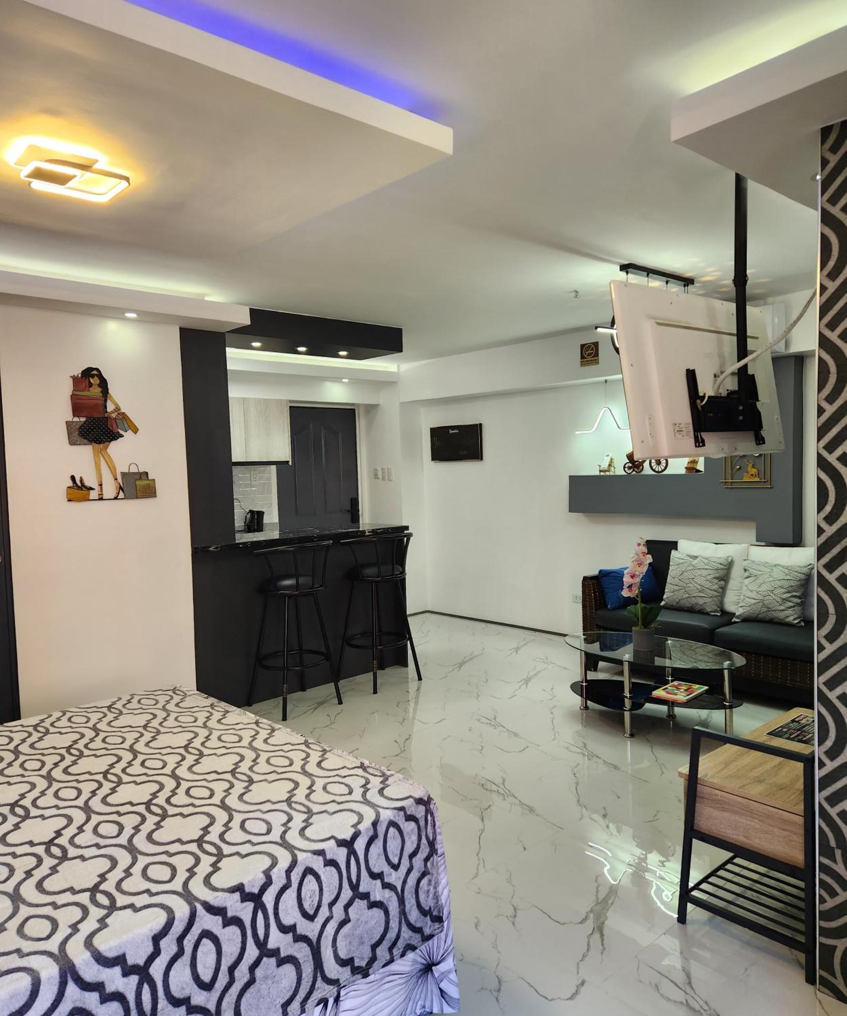 Azur B207 Near Airport, Netflix, Stylish, Cozy With Swimming Pool Apartment Lapu-Lapu City