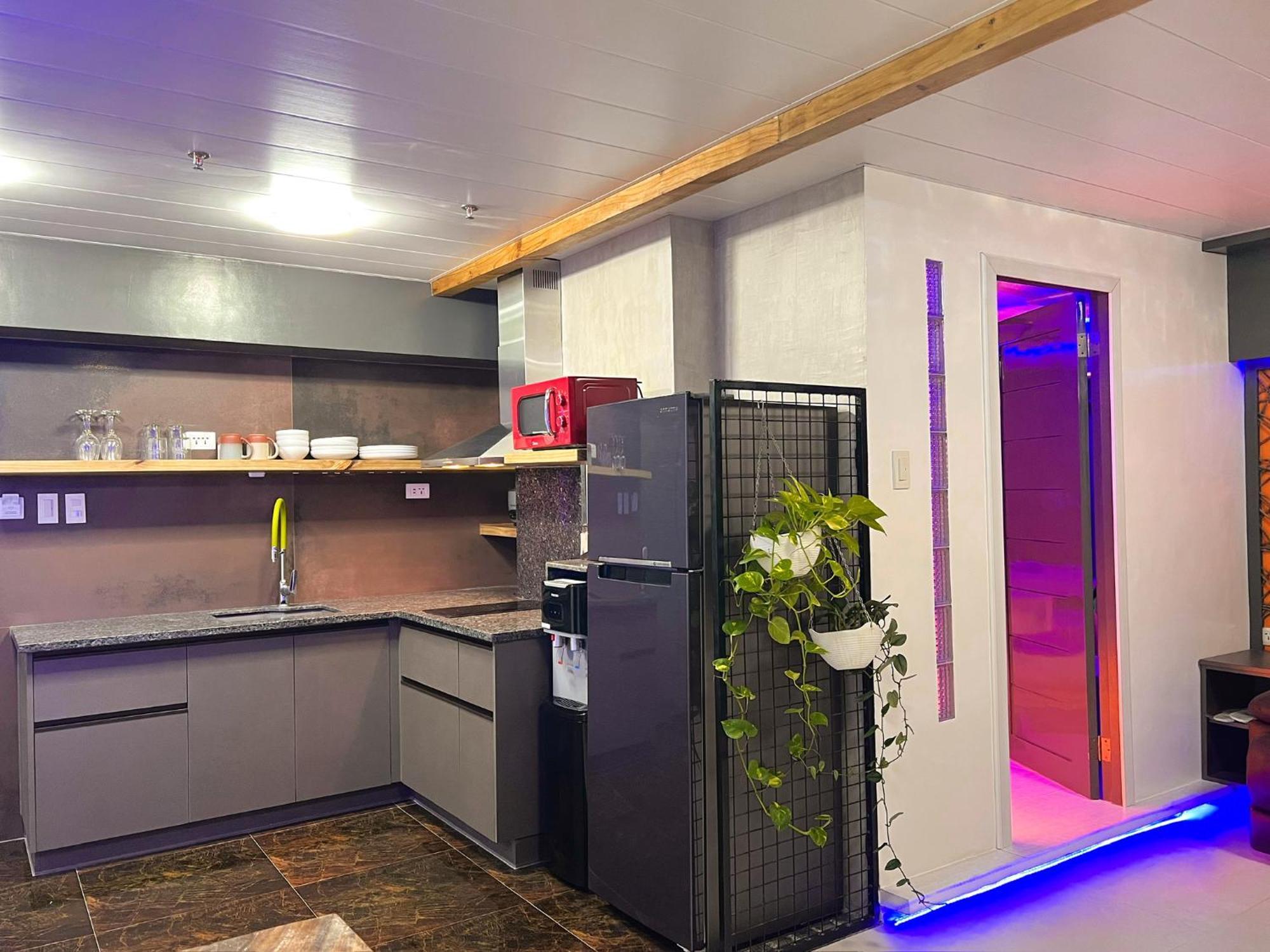Clockworkorange Luxury 4-minutes Away To Airport Apartment *