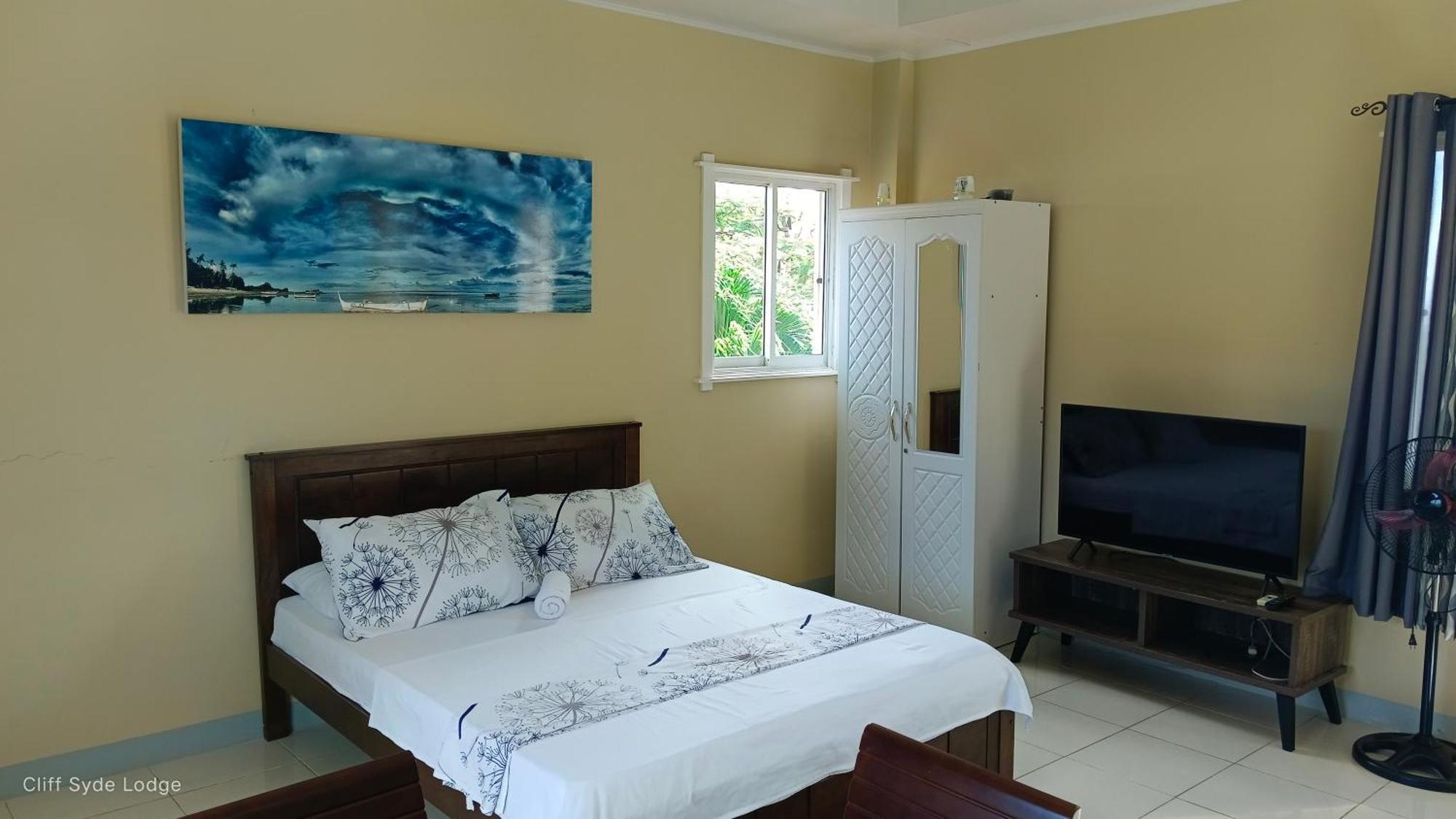 Lodge Cliff Syde 2br Whole Floor, Balcony And Seaviews *