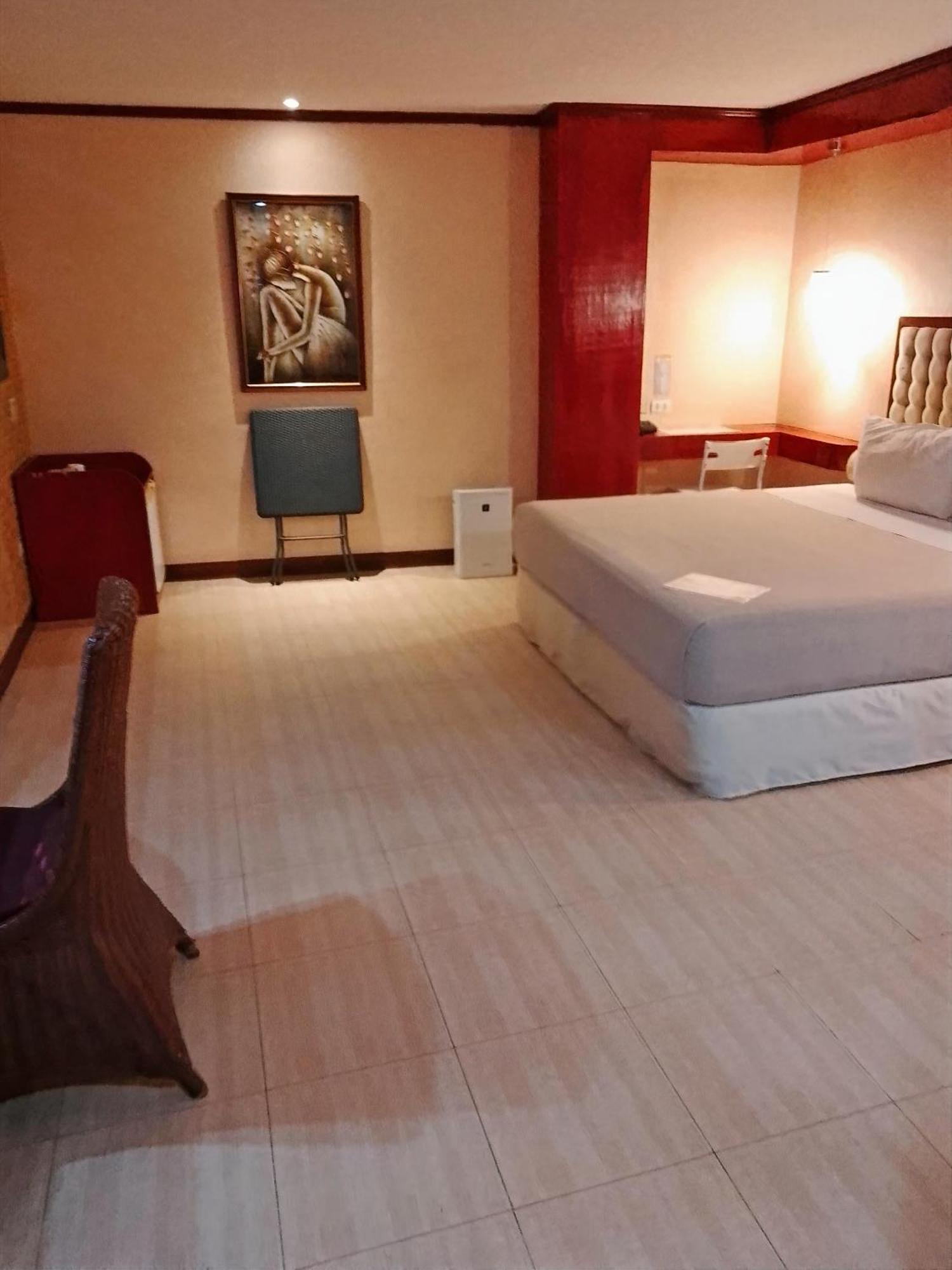 Cebu Dulcinea And Suites-mactan Airport 3*