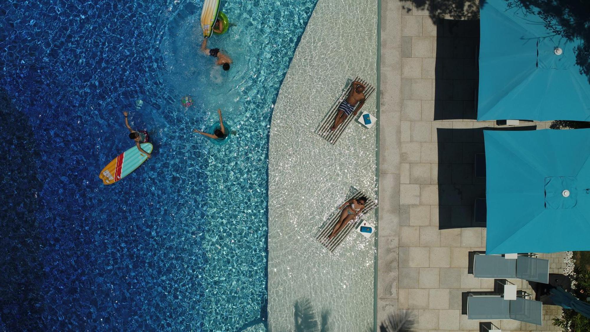 Hotel Tambuli Seaside And 4*