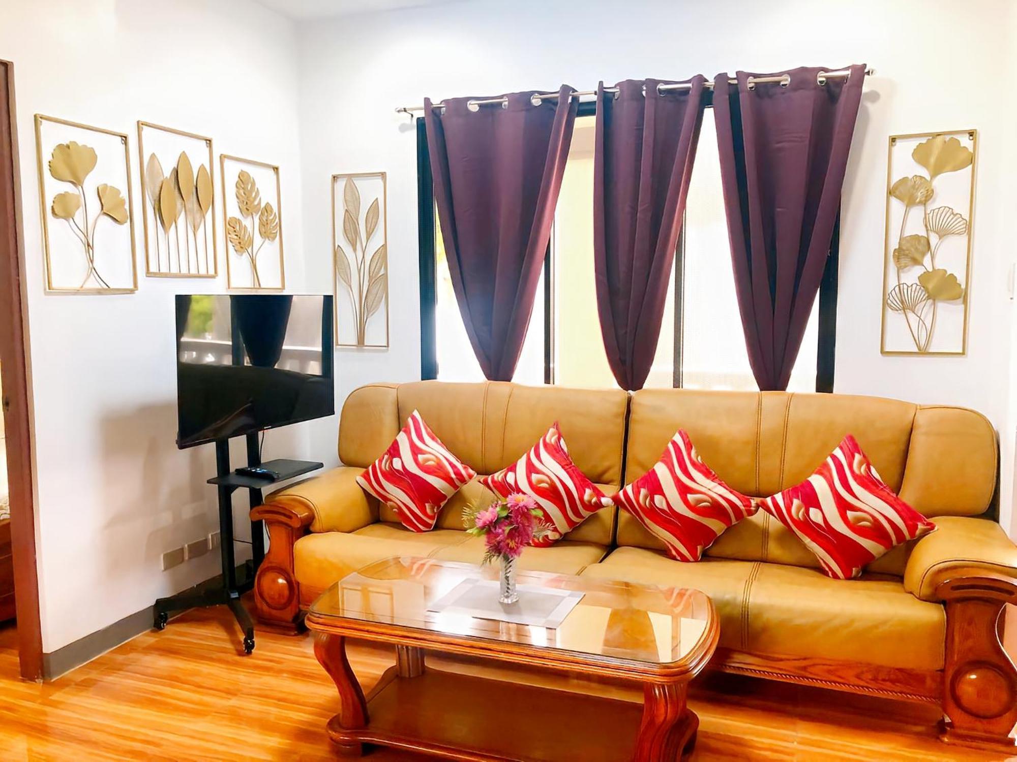 Apartment Retreat To A Stylish Flat W/ Balcony + Garden View Liloan