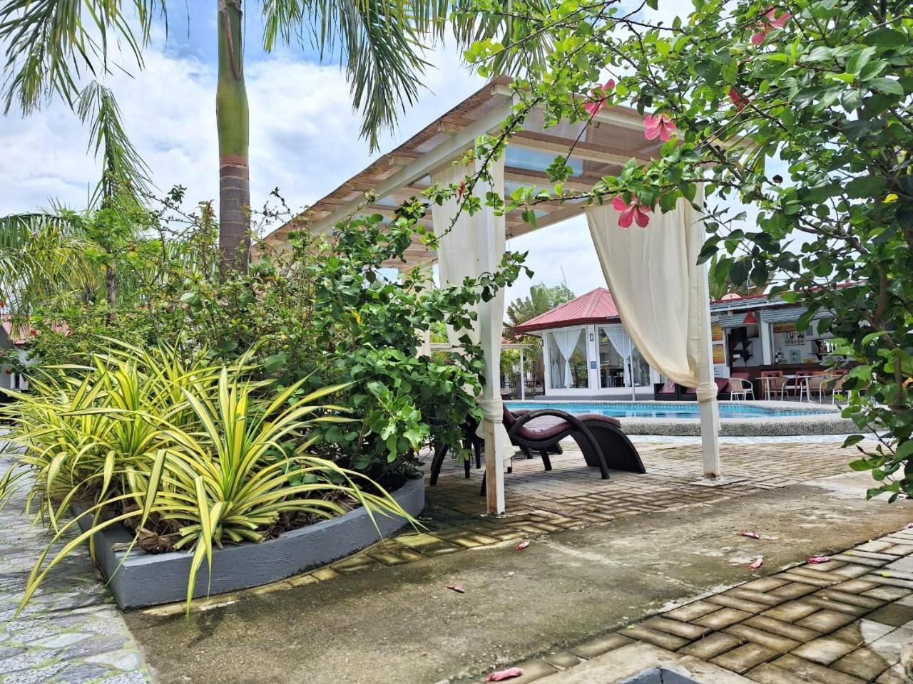 Garden Village Hotel 3*