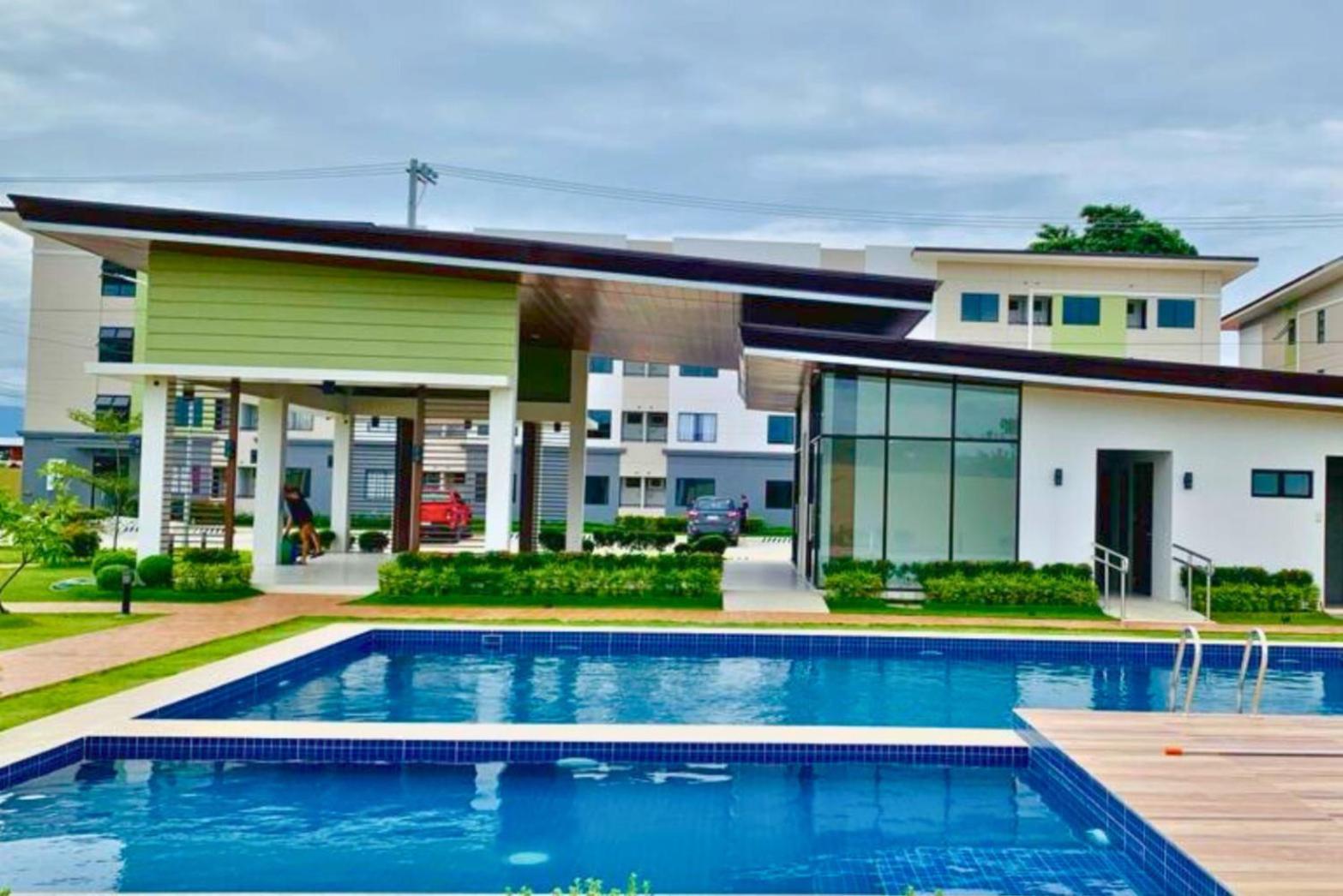 Renovated Plumera Near Mactan Airport, Mall And School Apartment Lapu-Lapu City
