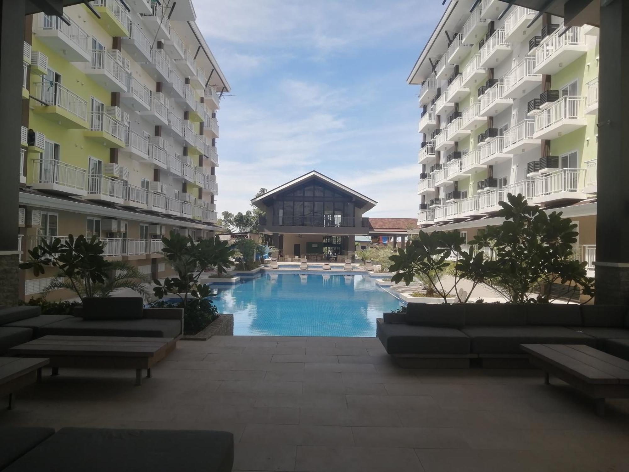 Apartment Azur Suites: Stylish Airport Retreat With Netflix And Luxe Pool