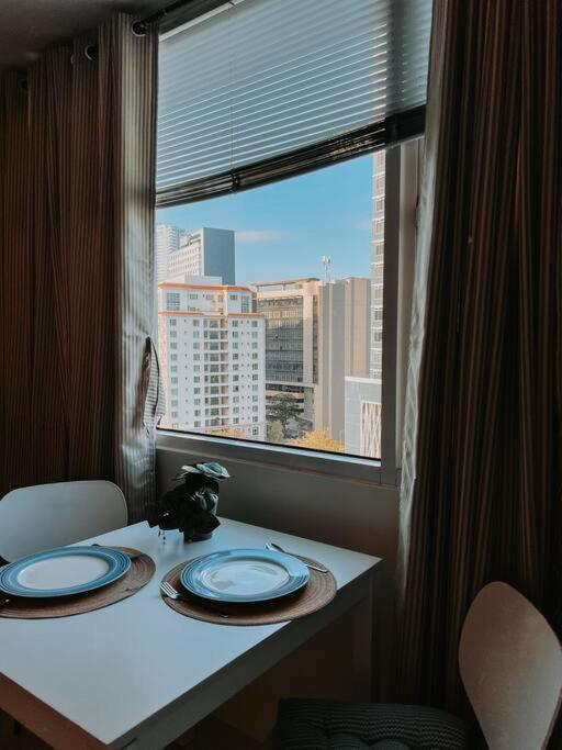 Apartment Hooga Calxy Residences Near Ayala Center Unit 10e