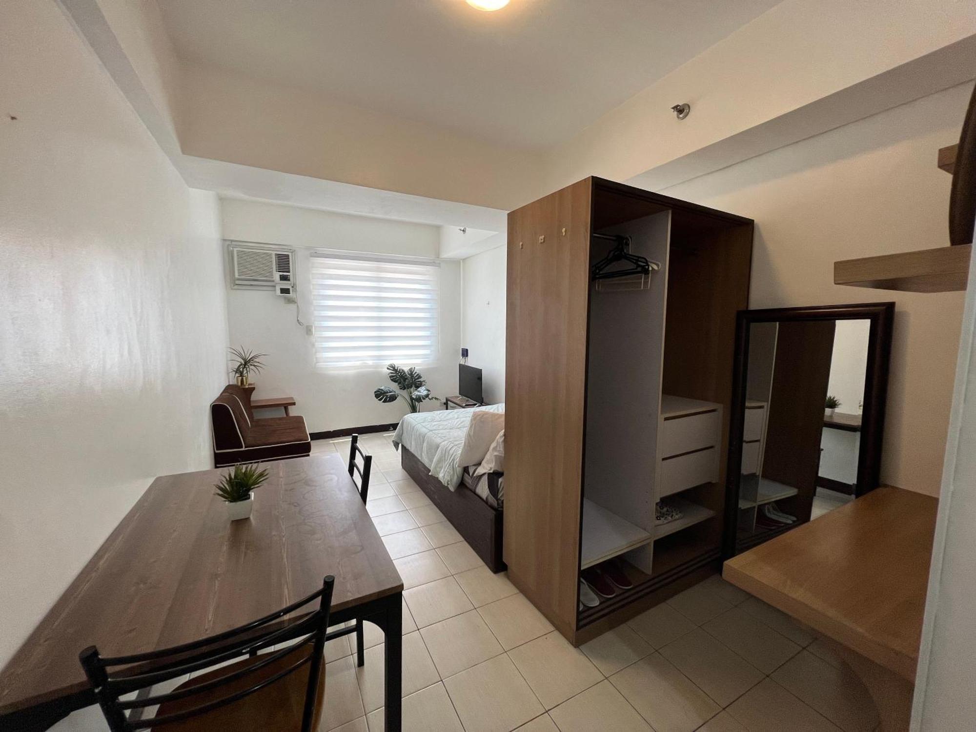 Center + Walk In Closet Apartment Cebu