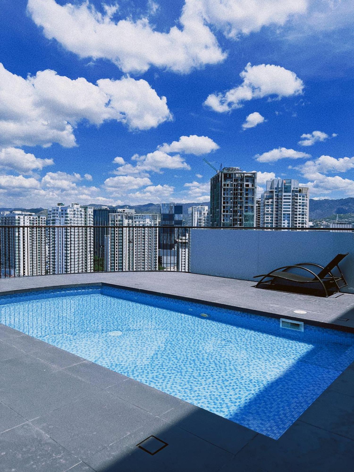 Hooga Calxy Residences Near Ayala Center Unit 10e Apartment