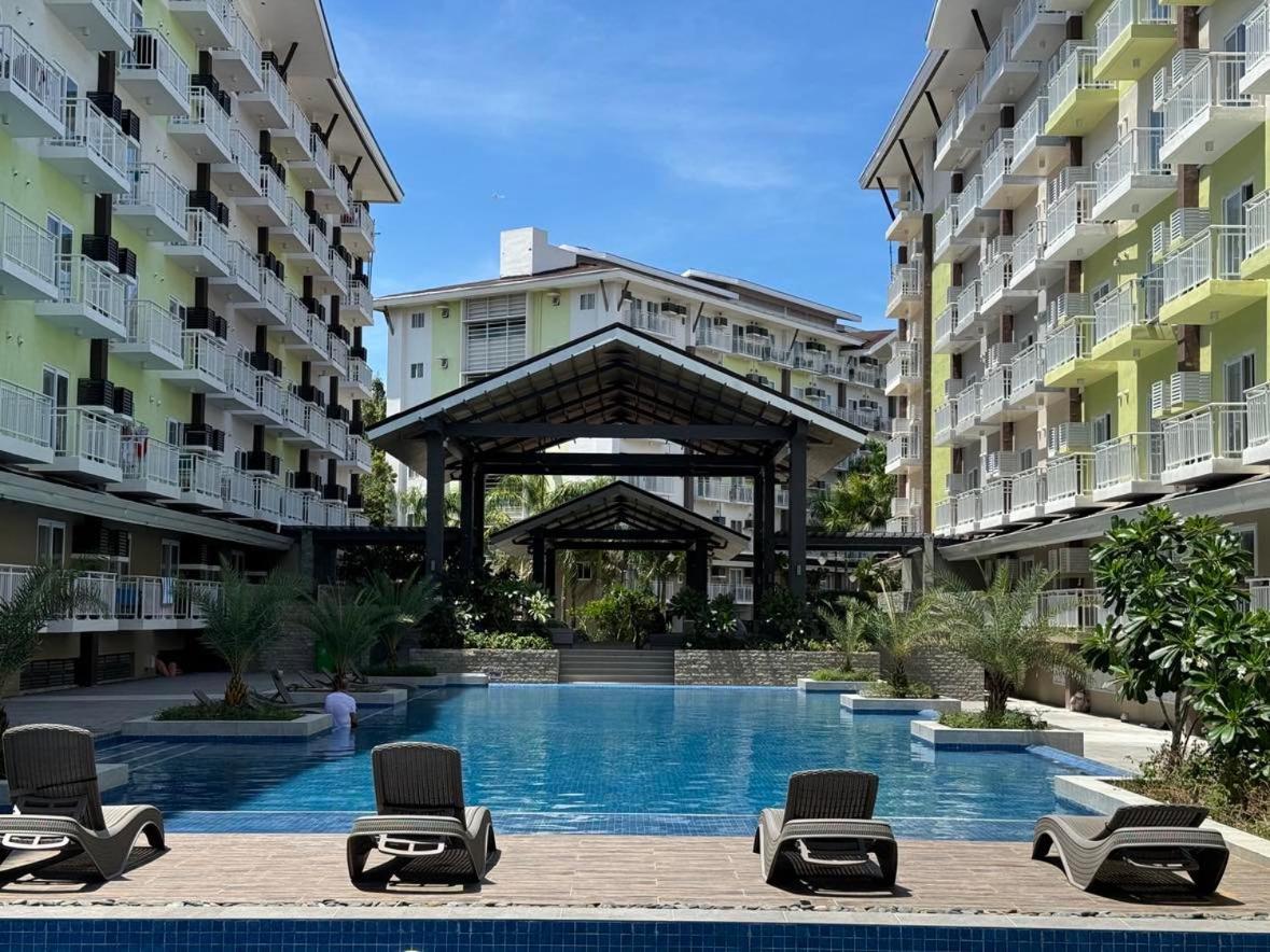 1 Bedroom With Balcony Near Airport *
