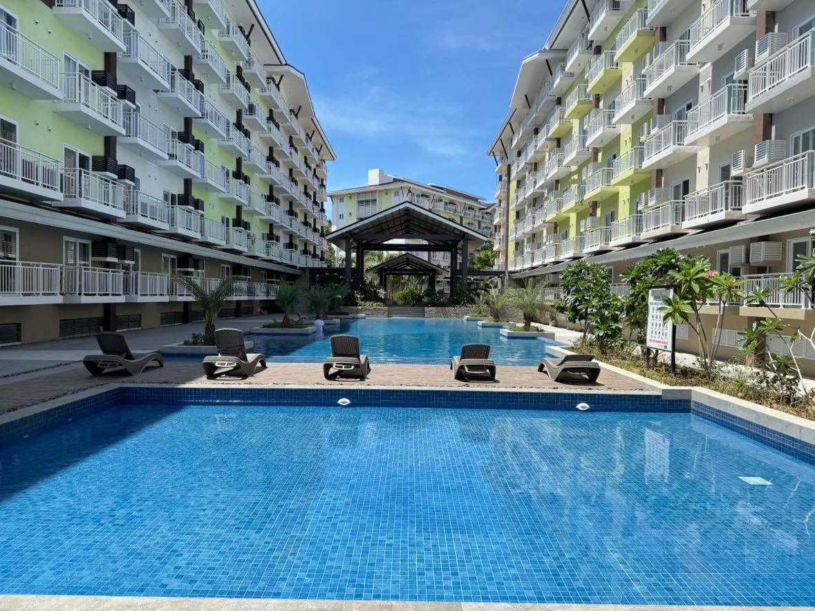 1 Bedroom With Balcony Near Airport *