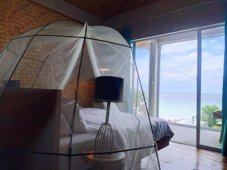 The Verge Cebu Beachfront Exclusive King Bed Pool - 12 Minutes To Kawasan Falls Canyoneering Villa *