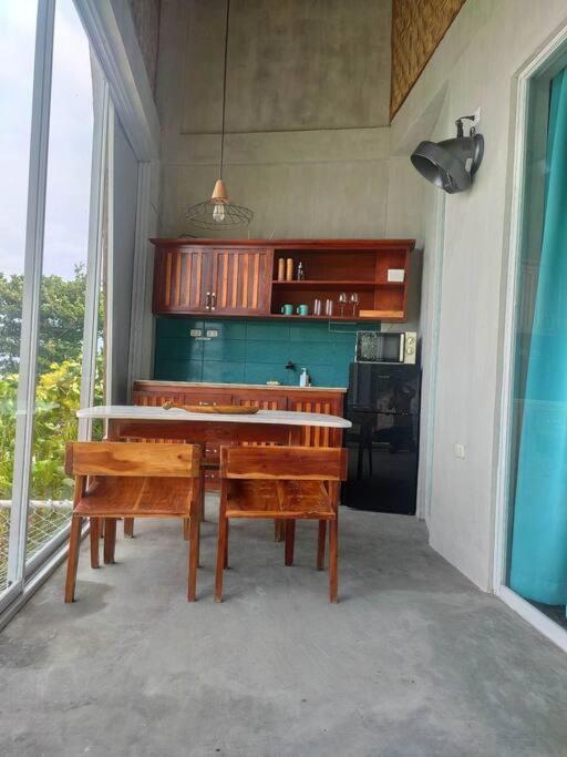 The Verge Cebu Beachfront Exclusive King Bed Pool - 12 Minutes To Kawasan Falls Canyoneering Badian