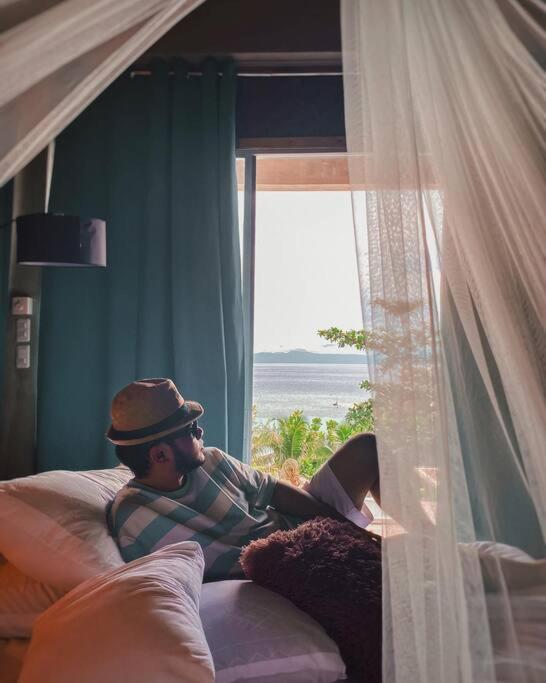 The Verge Cebu Beachfront Exclusive King Bed Pool - 12 Minutes To Kawasan Falls Canyoneering Villa