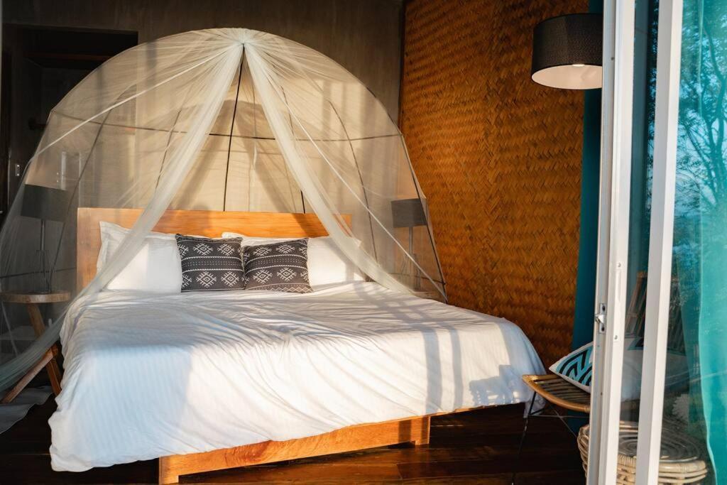 The Verge Cebu Beachfront Exclusive King Bed Pool - 12 Minutes To Kawasan Falls Canyoneering *