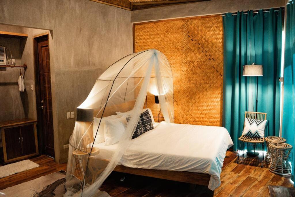 The Verge Cebu Beachfront Exclusive King Bed Pool - 12 Minutes To Kawasan Falls Canyoneering Badian
