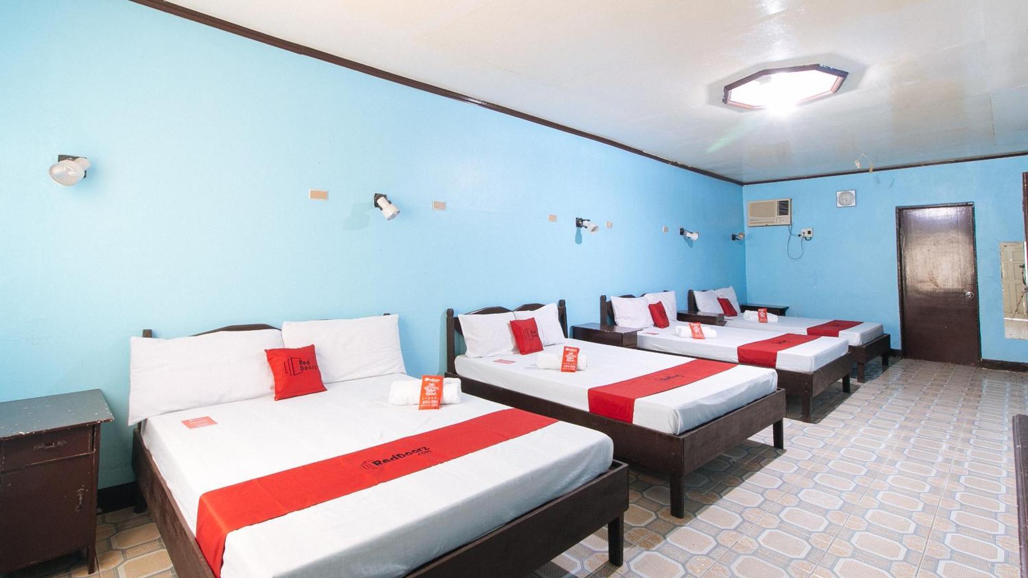 Hotel Reddoorz @ Costa Roca Balamban 3*