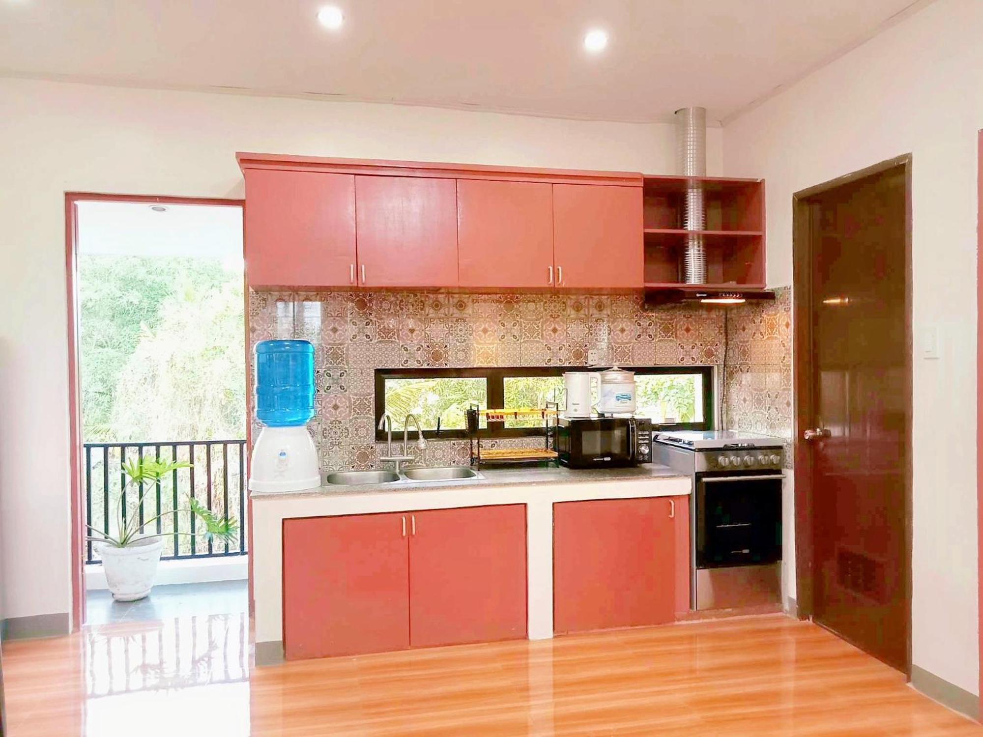 Retreat To A Stylish Flat W/ Balcony + Garden View Apartment Liloan