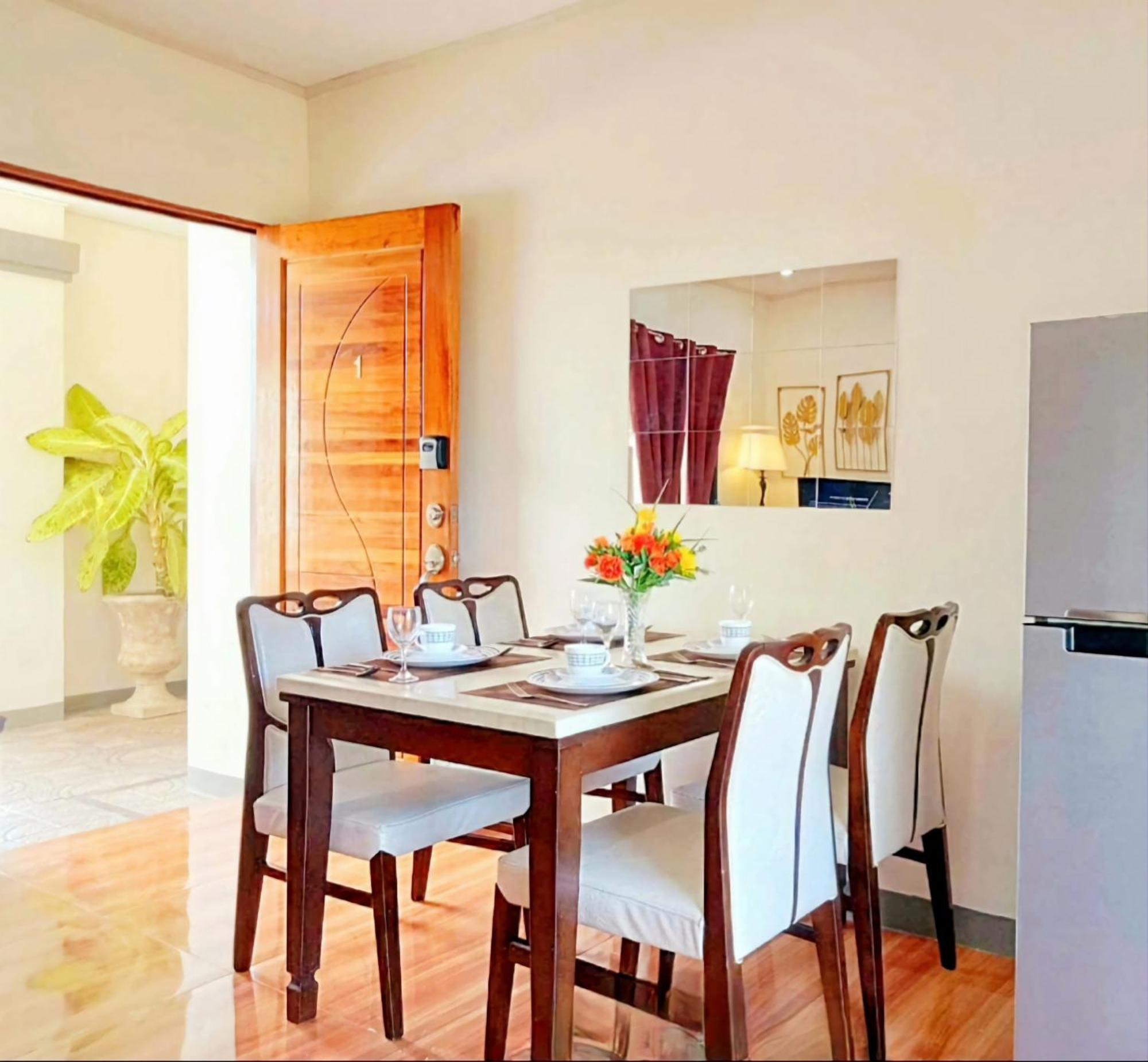 Retreat To A Stylish Flat W/ Balcony + Garden View Apartment *
