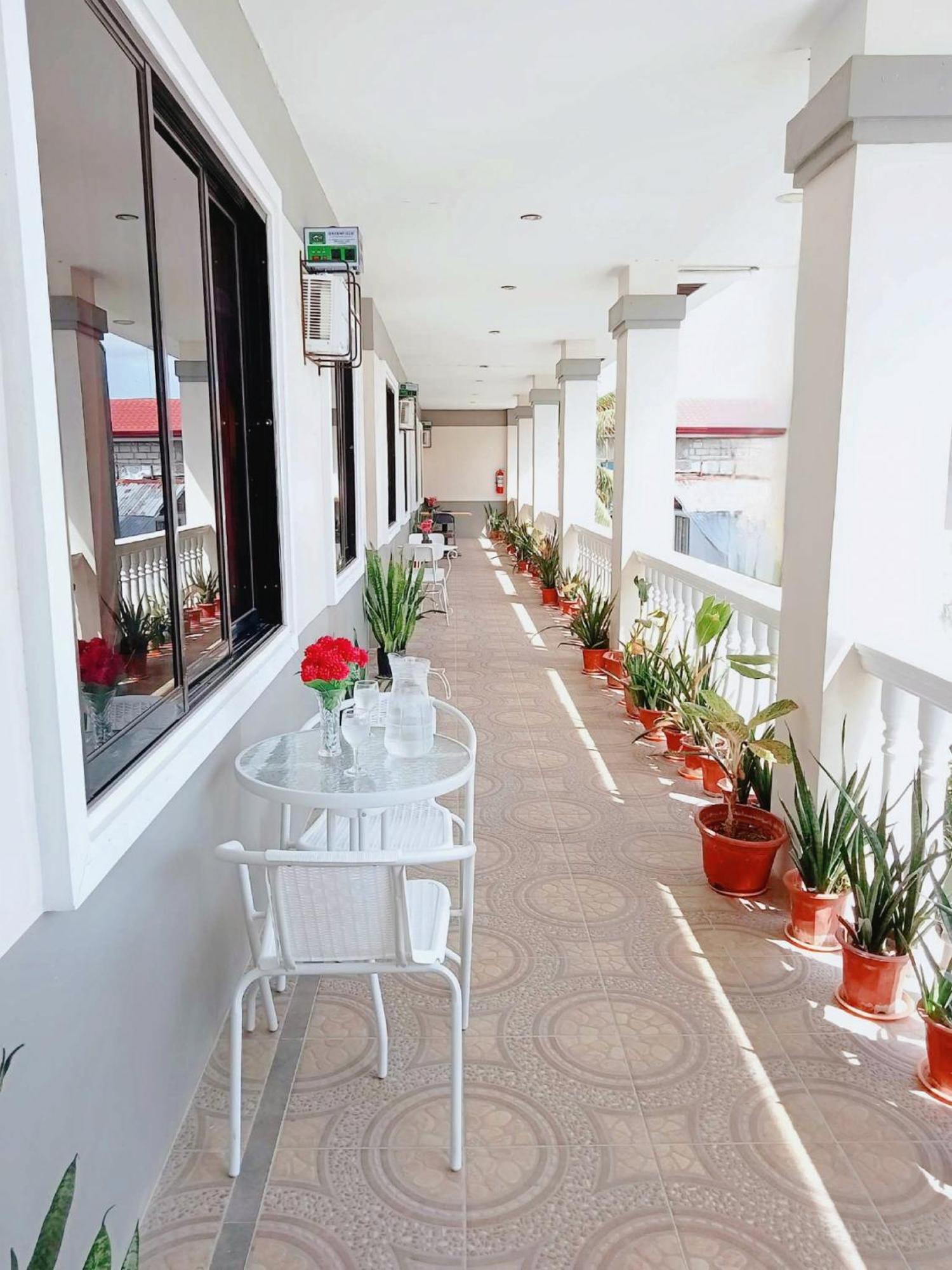 Retreat To A Stylish Flat W/ Balcony + Garden View * Liloan