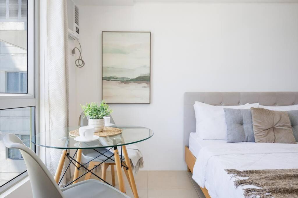 Furnished In Avida Towers Riala, It Park With Amazing View, Fast Wifi, Netflix, Pool And Apartment