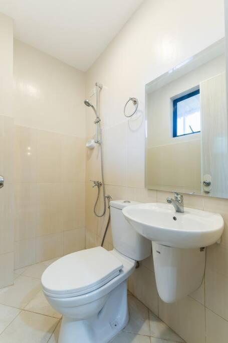Apartment Entire 3br Furnished House Near Cebu It Park With Parking, Fast Wifi, Netflix And
