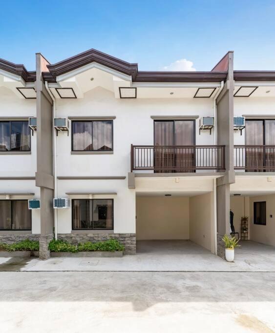 Apartment Entire 3br Furnished House Near Cebu It Park With Parking, Fast Wifi, Netflix And *
