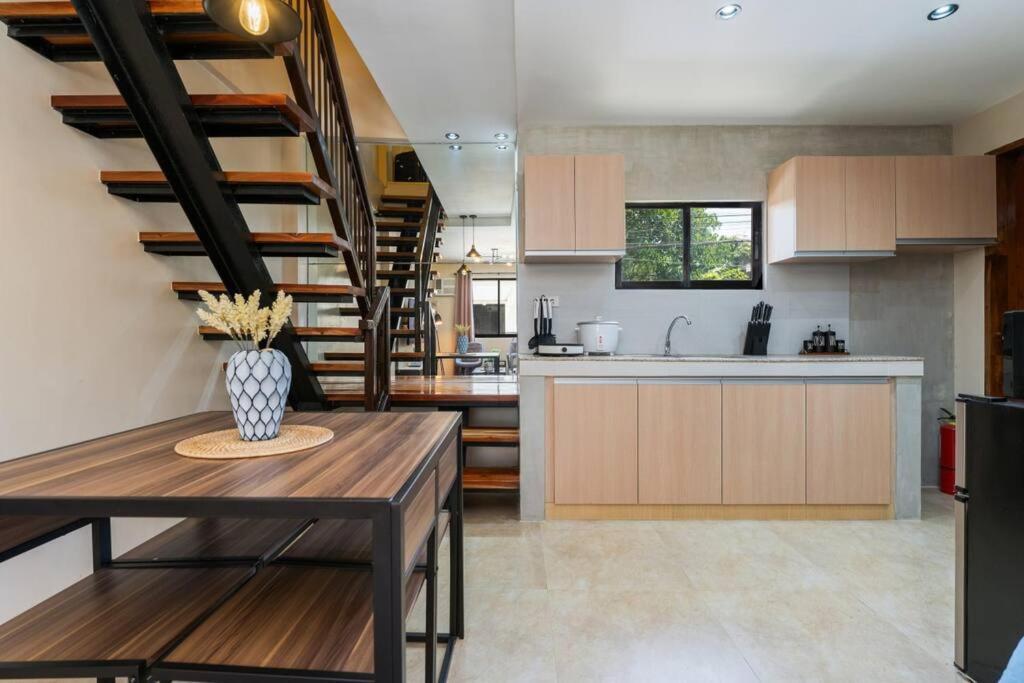 Entire 3br Furnished House Near Cebu It Park With Parking, Fast Wifi, Netflix And * Nawanao