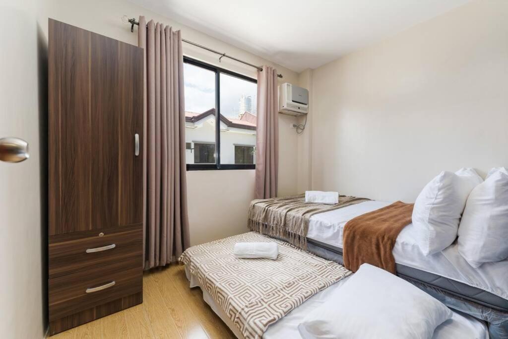 Apartment Entire 3br Furnished House Near Cebu It Park With Parking, Fast Wifi, Netflix And *
