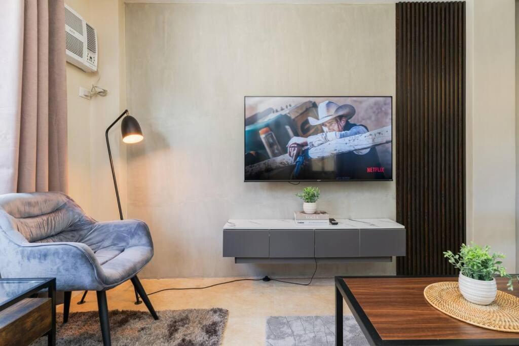 Entire 3br Furnished House Near Cebu It Park With Parking, Fast Wifi, Netflix And *