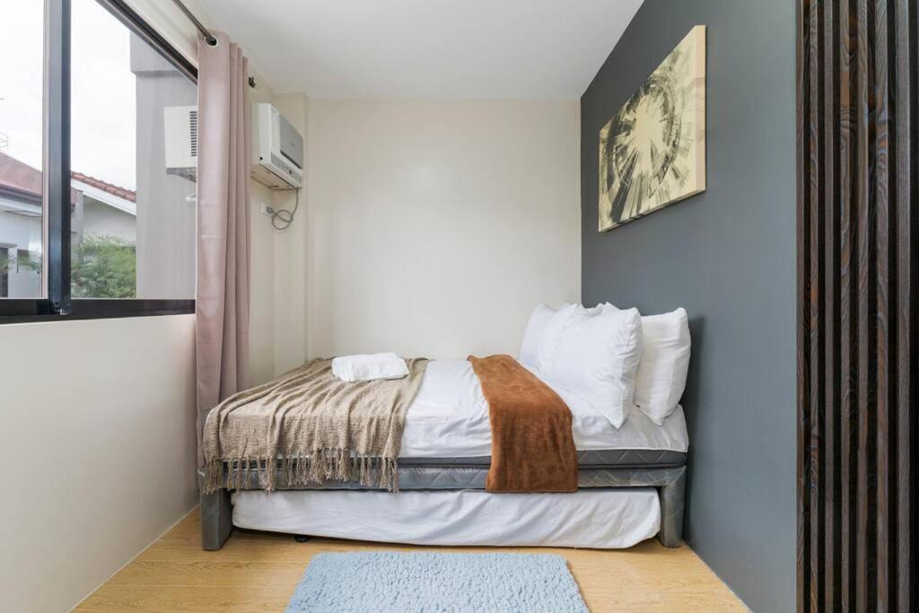 Entire 3br Furnished House Near Cebu It Park With Parking, Fast Wifi, Netflix And Apartment