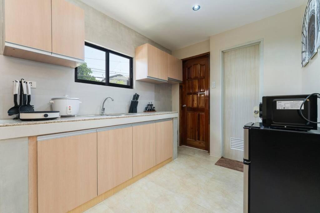 Entire 3br Furnished House Near Cebu It Park With Parking, Fast Wifi, Netflix And Apartment *