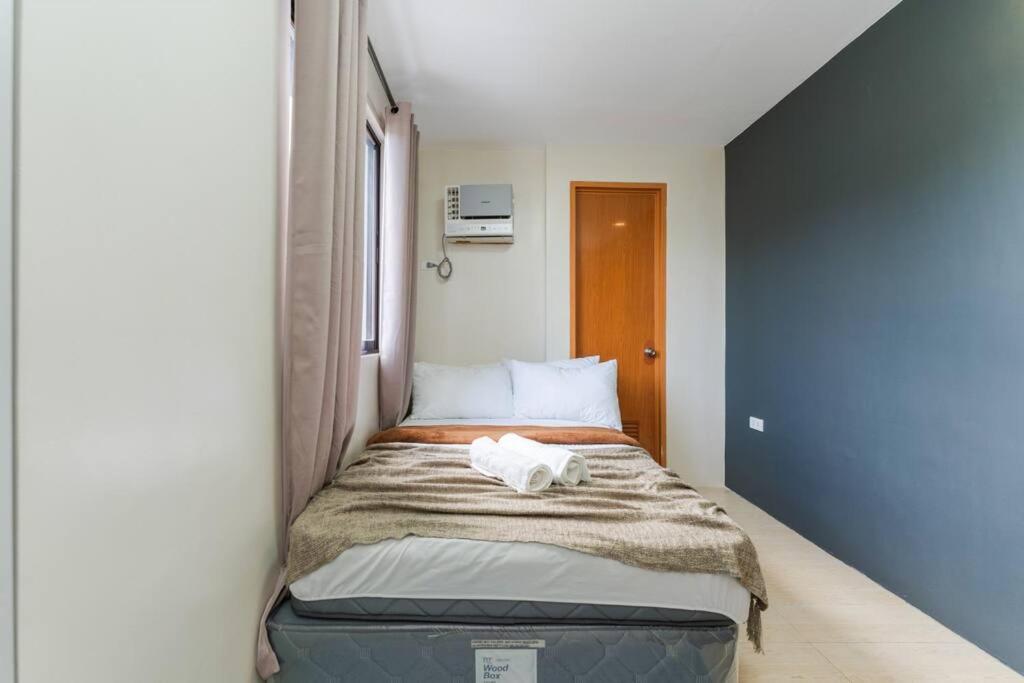 Apartment Entire 3br Furnished House Near Cebu It Park With Parking, Fast Wifi, Netflix And *